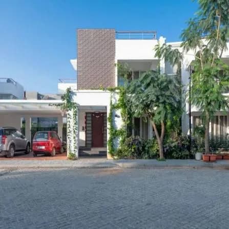 A villa entrance with garden at Sterling Villa Grande